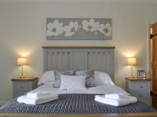 HolmewoodLing Farm Cottage的一间卧室配有一张带两个枕头的床