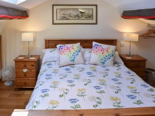 瓦特米尔洛克卡里奇乡村别墅的一间卧室配有一张带蓝色和白色床单及枕头的床。