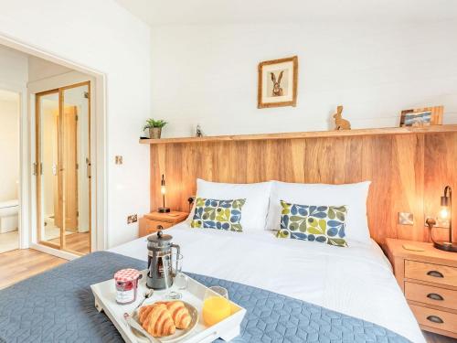 WillingtonViburnum Lodge的一间卧室配有一张床,上面放着一个食物托盘