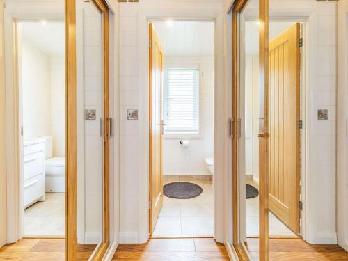 WillingtonViburnum Lodge的一间设有镜子的浴室和一个卫生间