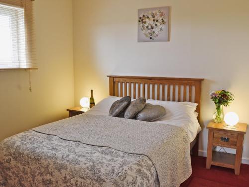 Saint Neot特拉普斯乡村别墅的一间卧室配有一张带两个枕头的床