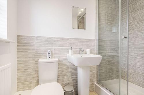 北沃尔舍姆Roma的浴室配有卫生间、盥洗盆和淋浴。