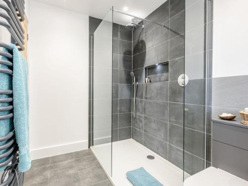 Stonham AspallWillow Cottage的浴室设有玻璃门淋浴