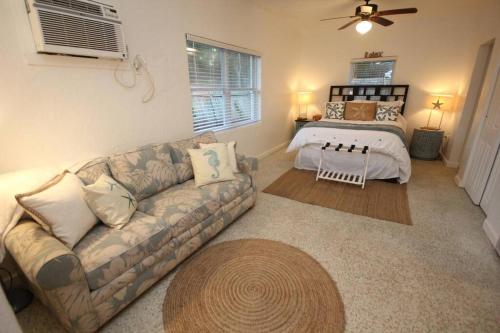 萨拉索塔Cute Lil Oasis on Osprey的客厅配有沙发和1张床