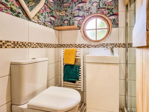 韦尔斯Walnut Lodge的一间带卫生间和水槽的小浴室