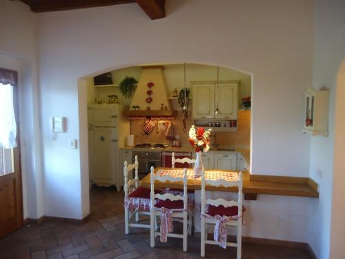 斯坎迪奇Suite "La Badia"的一间厨房,里面配有桌椅