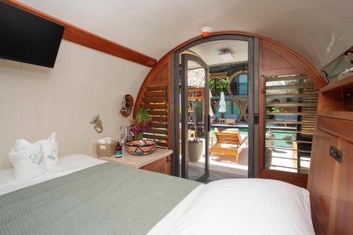 别霍港Saranda Boutique Hotel的一间卧室配有一张床,享有庭院的景色