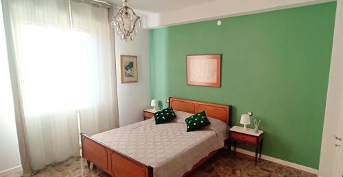 帕尔马La Casa di Amelie的一间卧室设有一张床和绿色的墙壁