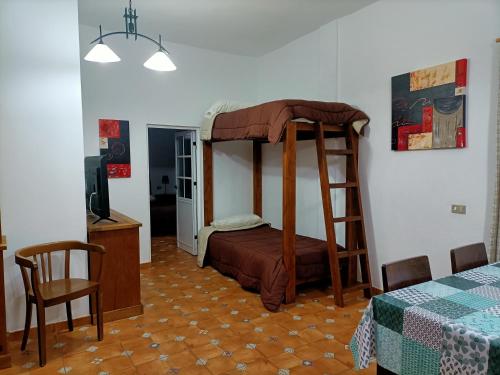 圣巴托洛梅Vista Tunte, Camino de Santiago的一间卧室配有一张双层床和一张桌子