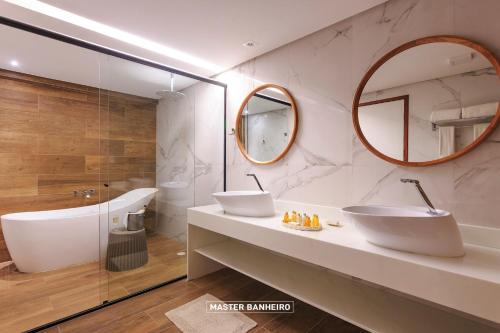嘎林海斯港Armação Resort Porto de Galinhas的一间带两个盥洗盆和大镜子的浴室