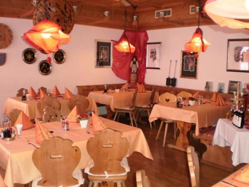 米施泰尔卡瓦拉特斯酒店的一间在房间内配有桌椅的餐厅