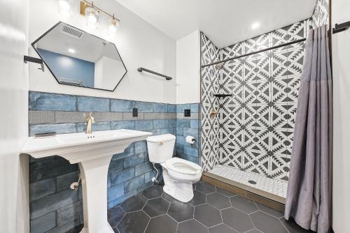 米德尔敦Indigo Pass Boutique Hotel的浴室配有卫生间、盥洗盆和淋浴。
