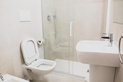 马泰拉Acasadifelice的浴室配有卫生间、盥洗盆和淋浴。