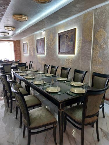 KuršumlijaJOKSIM Rooms&Restaurant的大型用餐室配有长桌和椅子