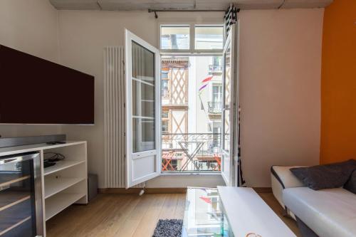 昂热Angers Hyper Centre - Rue St Laud, 2min Ralliement的带沙发和大窗户的客厅