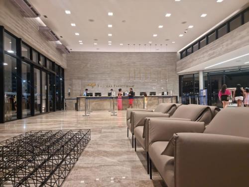 萨利诺波利斯Salinas Premium Resort 1423 Smart的大厅,大楼里摆放着一排椅子