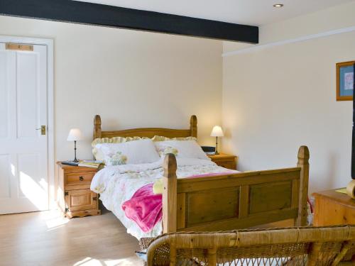 霍特惠斯尔Glendale Mews的一间卧室配有一张床、两个床头柜和两盏灯。