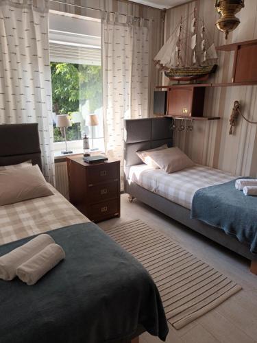 马尔堡Ach to tu的一间卧室设有两张床和窗户。