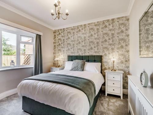 切斯特勒斯特里特North Lodge Cottage的一间卧室设有一张床和一个窗口