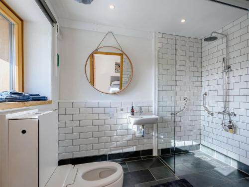 斯特朗申Jack Strawbale House - Uk7521的一间带卫生间、水槽和镜子的浴室