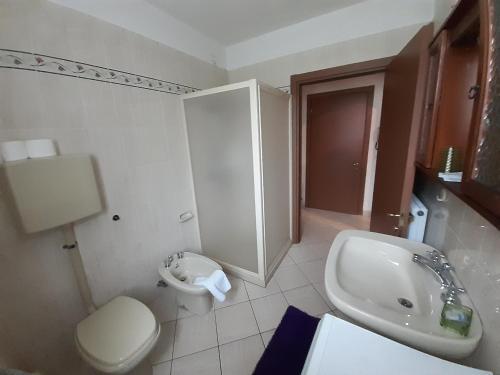 莱维科特尔梅Appartamento Lago的浴室配有白色水槽和卫生间。