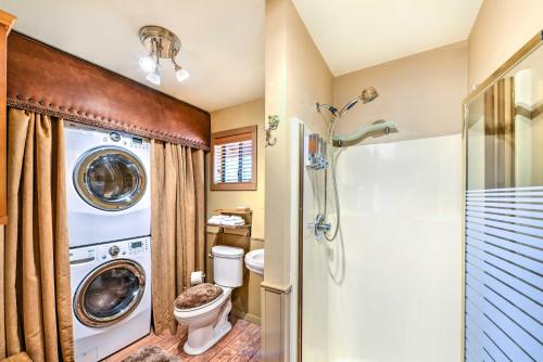普雷斯科特Prescott Cabin with Beautiful Forest Views and Deck!的一间带洗衣机和烘干机的浴室