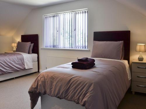 DoddingtonLucys Lodge - Ukc2202的一间卧室设有两张床和大窗户