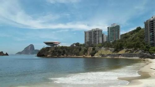 尼泰罗伊Apto Niterói aluga-se 1 quarto的享有海滩美景,拥有建筑背景