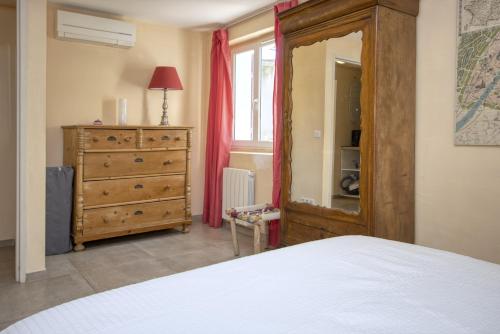 拉西约塔Villa Maredda的一间卧室配有一张床、梳妆台和镜子
