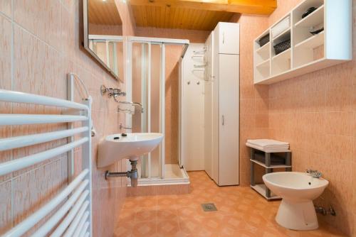 戈雷尼斯卡地区采尔克列Chalet Vista的一间带水槽和卫生间的浴室
