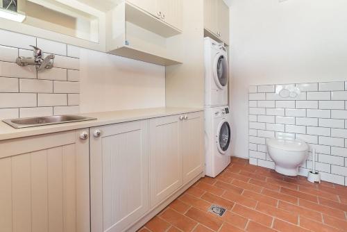 斯马尔诺Cherry Orchard House的厨房配有水槽和洗衣机