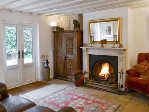 Terrington Saint JohnWalnut Tree House的客厅设有壁炉和镜子
