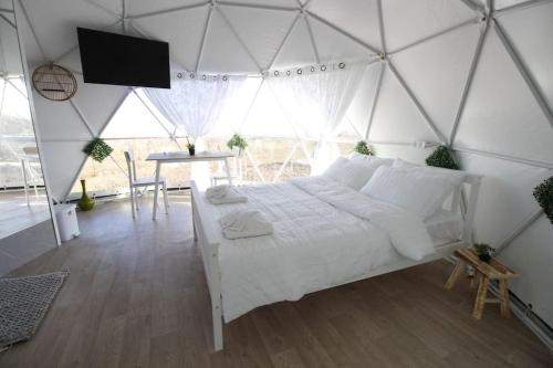 Golan HeightsHeart Of The Hills的一间帐篷内带白色床的卧室