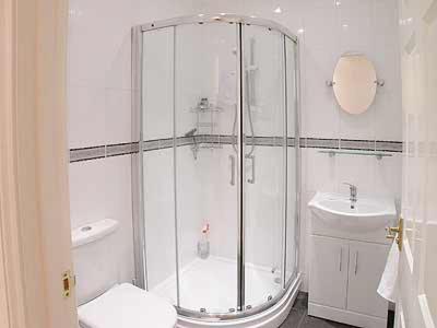 拉姆斯盖特海景度假屋的带淋浴、卫生间和盥洗盆的浴室