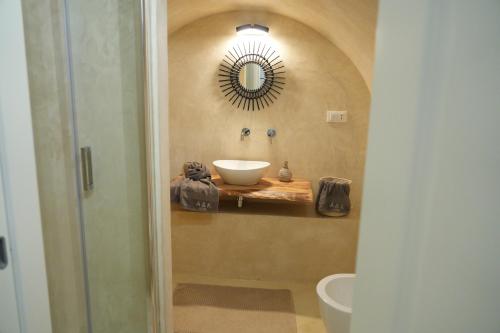 切列梅萨皮卡A&K HOME的浴室设有水槽和墙上的镜子
