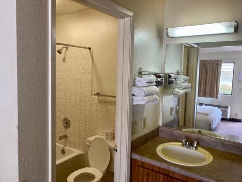 康科德协和总理旅店的一间带水槽、卫生间和镜子的浴室