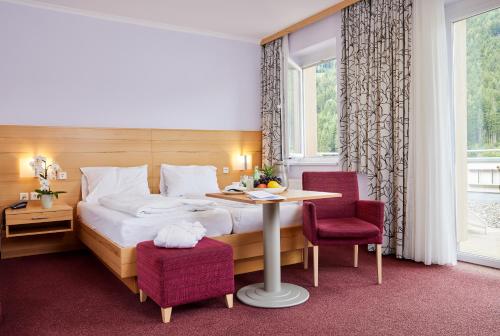 巴特圣莱昂哈德艾格森德巴德圣里奥纳德酒店的酒店客房带一张床、一张桌子和椅子