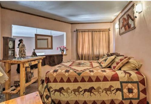 天使之火Raven’s Nest Cabin with Glowing Bocce Ball Court的一间卧室配有一张床、一张桌子和一面镜子