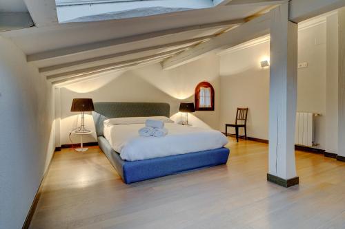 圣塞瓦斯蒂安Villa Oasis by SanSe Holidays的一间卧室配有一张床,上面有两条毛巾