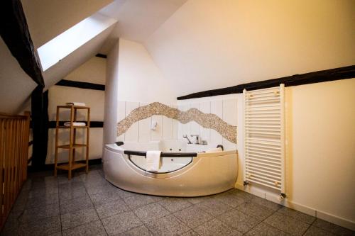 盖尔恩豪森Hotel und Restaurant Zum Löwen的带浴缸和盥洗盆的浴室