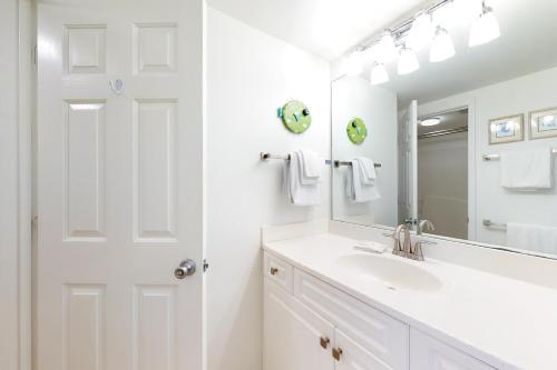 奥兰治比奇Tradewinds 601的白色的浴室设有水槽和镜子