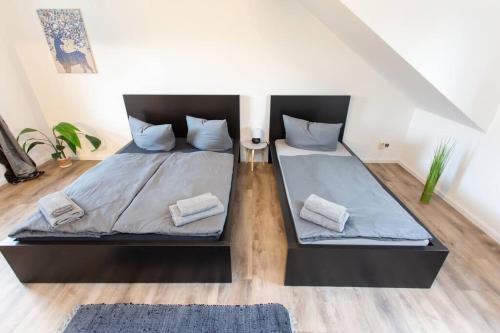 开姆尼茨Apartment Chemnitz-Kappel - Perfekt gelegen zwischen Messe und Zentrum的一间卧室配有两张单人床。