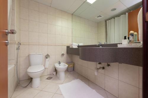 迪拜Dubai Marina - 5 bedroom, resort feel, great Amenities的一间带卫生间和水槽的浴室