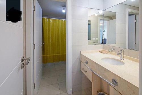 埃斯特角城Apartamento Punta del Este,Wind Tower 2 dormitorios的一间带水槽和镜子的浴室