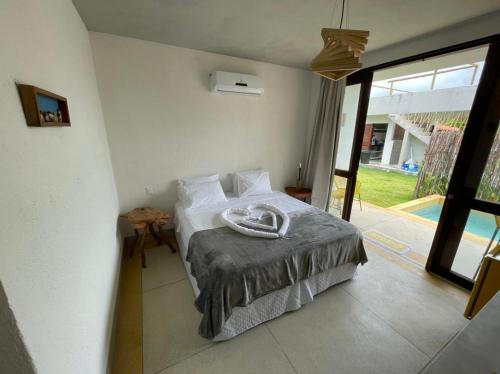 佩德拉斯港Carrapicho Patacho com Piscina Privativa的一间卧室设有一张床和一个大窗户