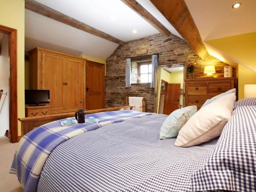 Hazlehead BridgeBirch Cottage - Uk4185的一间带大床和电视的卧室