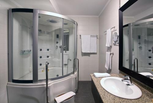 布加勒斯特特卡德拉酒店的带淋浴和盥洗盆的浴室