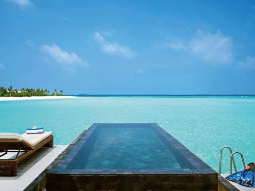 马纳杜岛Mӧvenpick Resort Kuredhivaru Maldives的海洋中央的游泳池
