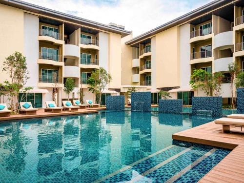 珍南海滩Mercure Langkawi Pantai Cenang的酒店前的游泳池