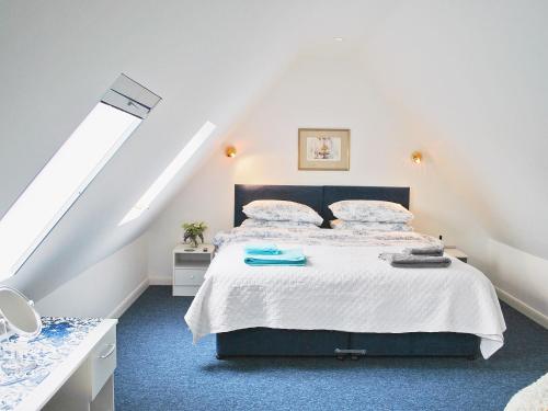 Witnesham芬斯农车度假屋的一间卧室配有一张蓝色地毯的床